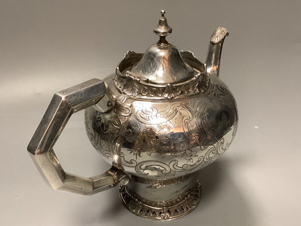 A Victorian silver teapot gross 24oz